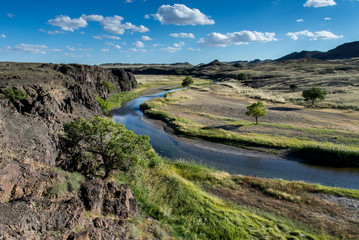Rivière dans les steppes en Mongolie