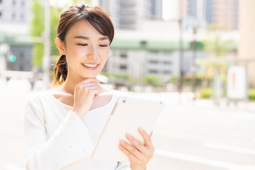 笑顔の女性　タブレットコンピューター