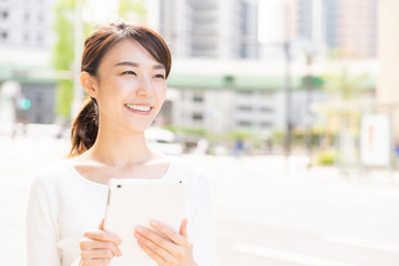 笑顔の女性　タブレットコンピューター