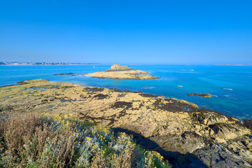 Vista Paisaje Marino del Fuerte y la Isla de Petit Be desde la Isla de Grand Be en la Costa de la...