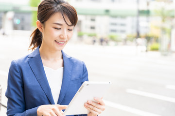 ビジネスウーマン　タブレット