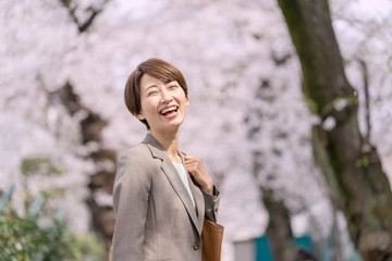 桜・ビジネスウーマン