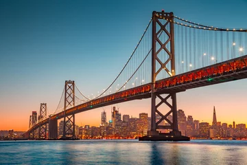 Photo sur Plexiglas Lieux américains Horizon de San Francisco avec Oakland Bay Bridge au coucher du soleil, Californie, USA