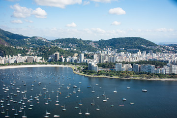 Enseada com embarca&ccedil;&otilde;es