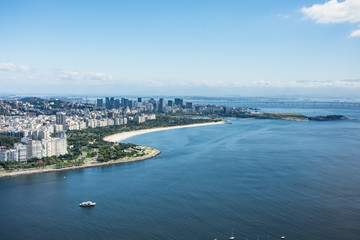 Naklejka premium Baia com mar e céu azuis