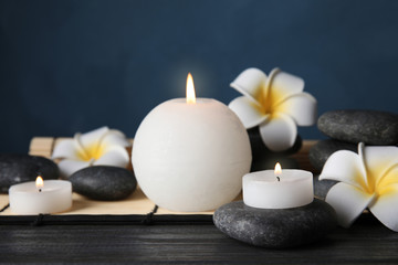 Obraz na płótnie Canvas Spa stones, candles and flowers on table