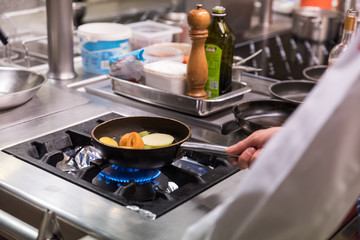 cuoco cucina in padella