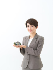 住宅模型を持つ女性