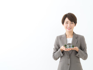 住宅模型を持つ女性