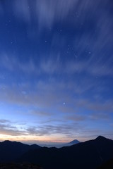 夜明けの雲と星