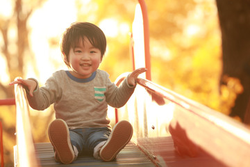 滑り台で遊ぶ男の子