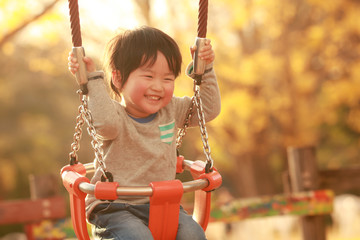 ブランコで遊ぶ男の子