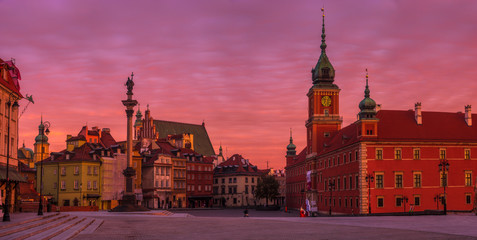 Fototapeta na wymiar Royal castle in Warsaw during a spectacular sunrise