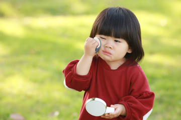 化粧する女の子