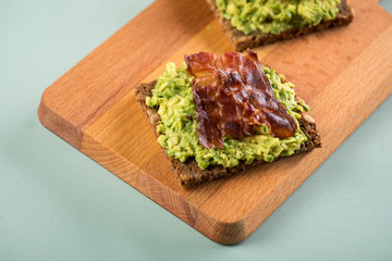 Avocado Bacon Brot mit Vollkorn Sonnenblumenkern zum Frühstück