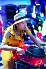 Obraz na płótnie Canvas Girl playing games at arcade center