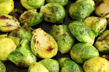 Naklejka premium pan-fried beussels sprouts in an iron pan closeup