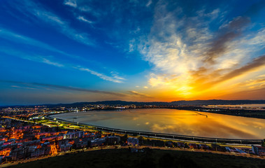 Fototapeta premium Panorama nad stawem Molentargius przed wschodem słońca
