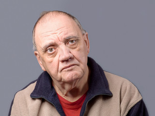 portrait vieil homme triste isolé sur fond gris