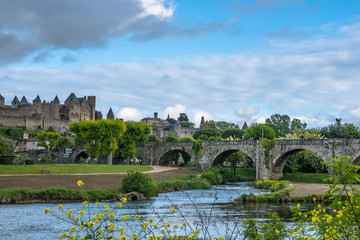 オード川と歴史的城塞都市カルカソンヌ