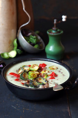 Rosencremesuppe mit Paprikapüree und Pumpernickelbrösel