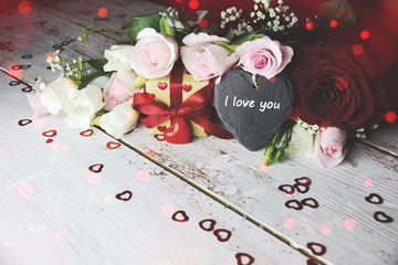 Grußkarte - I love you - Geschenk mit roter Schleife un Herz