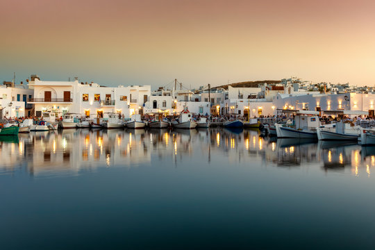 Abend &uuml;ber dem idyllischen Fischerdorf Naousa mit den zahlreichen Tavernen und Restaurants direkt am Hafen auf Paros, Kykladen, Griechenland 