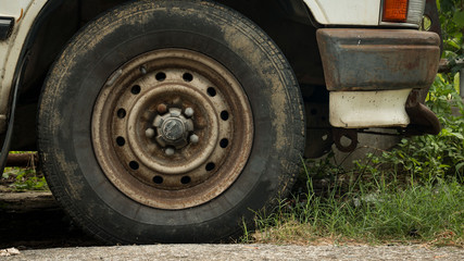 Fototapeta na wymiar Old car wheels that were discarded