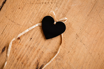 Herz Tafel auf hellbrauen Holz mit Schleife