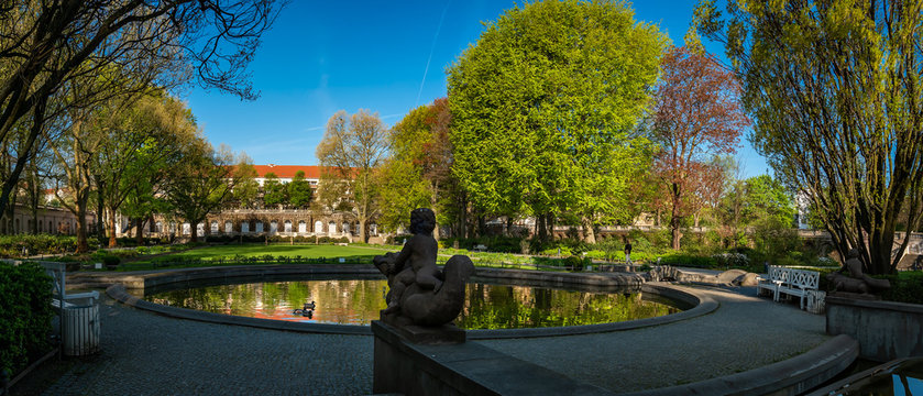 Neobarockes Gartenjuwel: der denkmalgesch&uuml;tzte K&ouml;rnerpark in Berlin-Neuk&ouml;lln, Blick von Osten - Panorama aus 3 Einzelbildern