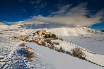 Veduta panoramica di Castelluccio di Norcia con la neve in inverno
