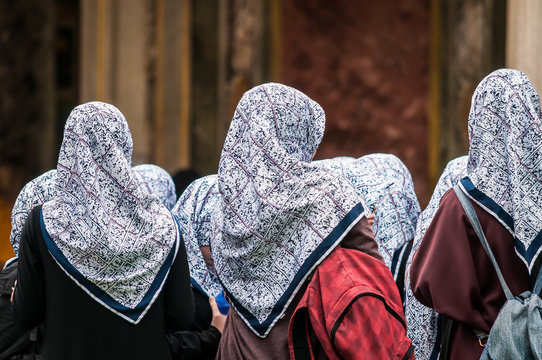 Sch&uuml;lerinnen mit Kopftuch