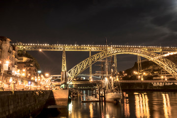 Obraz na płótnie Canvas 夜のドンルイス1世橋（ポルトガル）