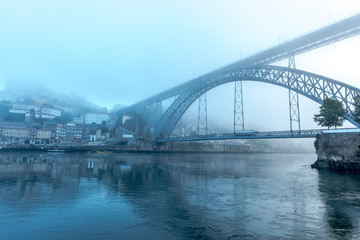 Fototapeta na wymiar 霧の日のドン・ルイス1世橋