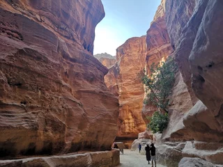 Fotobehang people walking in canyon © Mantas