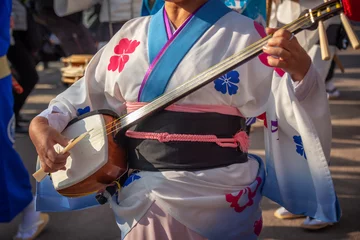 Lichtdoorlatende rolgordijnen zonder boren Japan Woman playing shamisen on Awa Odori traditional japanese dance festival