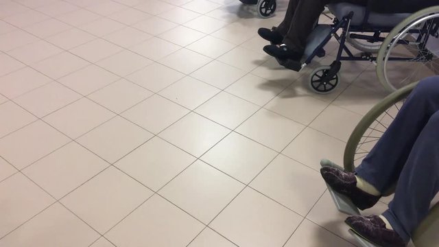 persone in sedia a rotelle ospiti in casa di riposo