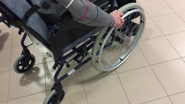 persone in sedia a rotelle ospiti in casa di riposo