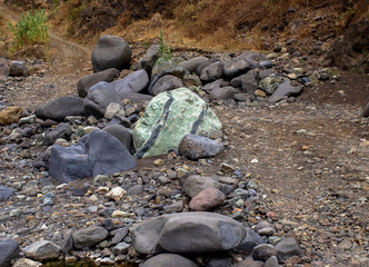 Fototapeta na wymiar Trockenes Flussbett im Caldera de Taburiente Nationalpark auf La Palma