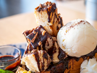 Honey toast with chocolate sauce and ice cream 1