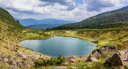 Fototapeta na wymiar Vorozheska lake in Carpathian mountains.
