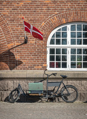 Dänemark Flagge, Fahrrad, Backsteinwand