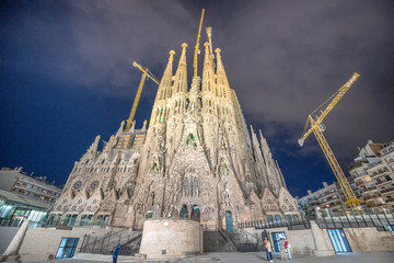 Fototapeta premium Barcelona, Hiszpania - 13 maja 2018: Katedra La Sagrada Familia w nocy. Został zaprojektowany przez architekta Antonio Gaudiego i jest budowany od 1882 roku