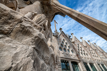 BARCELONA, SPANIEN - 14. MAI 2018: Kathedrale La Sagrada Familia an einem sonnigen Frühlingstag. Es wurde vom Architekten Antonio Gaudi entworfen und wird seit 1882 gebaut © jovannig
