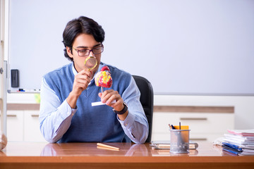 Fototapeta premium Young lecturer teacher teaching anatomy