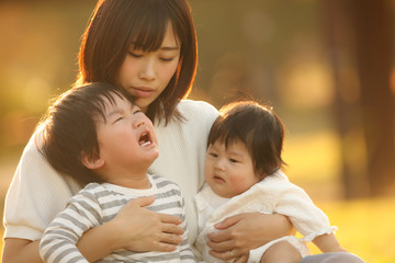 泣く男の子