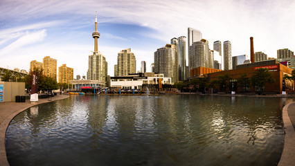 Obraz premium Panoramic view of the Toronto's downtown from the marina