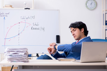 Naklejka premium Busy businessman explaining business charts