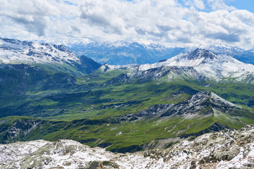 Fototapeta na wymiar Alpen Landschaft mit Gebirge und Schnee