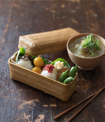おむすび弁当と味噌汁 © sasasarururu